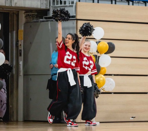 Zwei starke Tänzerinnen